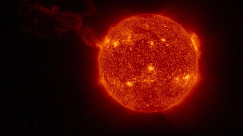 Die Sonne sendet ständig Strahlung und geladene Teilchen in den Weltraum. Diesen Teilchenstrom bezeichnet man als Sonnenwind. Ist dieser Strom für kurze Zeit und in einem begrenzten Gebiet deutlich stärker als sonst, spricht man von einer Eruption.