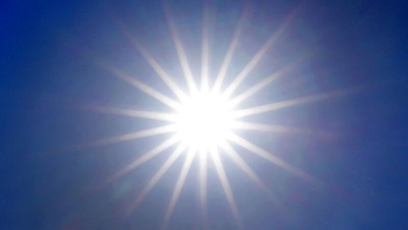 Bericht: Viele Hitzewellen in den vergangenen zwölf Monaten Die Sonne strahlt: Die Monate seit vergangenem November bildeten einer Analyse zufolge den bisher heißesten Zwölf-Monats-Zeitraum seit 125.000 Jahren.