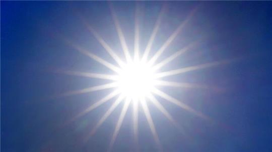 Die Sonne strahlt: Die Monate seit vergangenem November bildeten einer Analyse zufolge den bisher heißesten Zwölf-Monats-Zeitraum seit 125.000 Jahren.