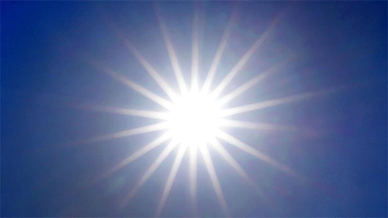 Schätzung: Hitzesommer 2026 war in Europa tödlichster bisher Die Sonne strahlt von einem wolkenlosen Himmel. (Archivbild)
