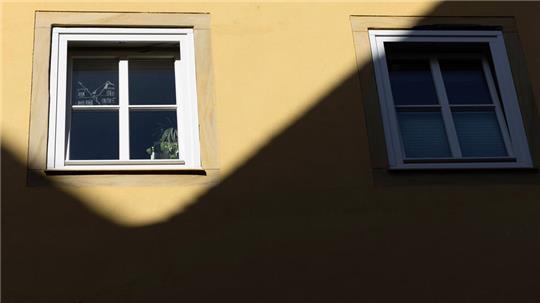 Die Sonne wirft Schatten auf die Fassade eines Gebäudes in der Altstadt, dementsprechend wärmer wird's.