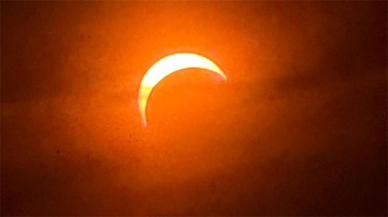 Die „Sonnensichel“ strahlt im Untergang rötlich über Stade-Schölisch.