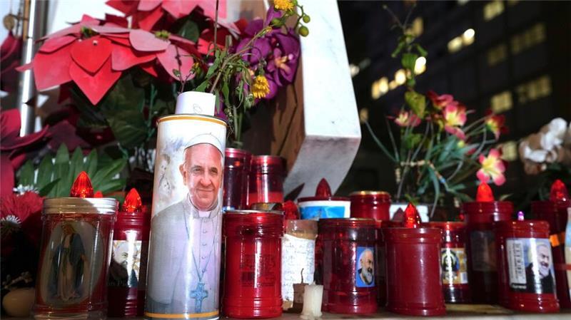 Vatikan: Zustand des Papstes verbessert sich leicht Die Sorge um Papst Franziskus ist seit seiner Einlieferung in die Gemelli-Klinik unter Gläubigen auf der ganzen Welt groß.
