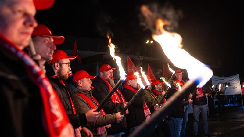 Kein Durchbruch: Metaller setzen Warnstreiks fort Die Sorgen um VW überschatten den Tarifkonflikt.