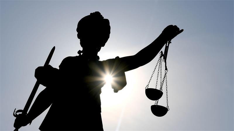 Die Sozialgerichte in Niedersachsen und Bremen haben deutlich mehr Anträge auf einstweiligen Rechtsschutz und Klagen bekommen als im Vorjahreszeitraum. (Symbolbild)