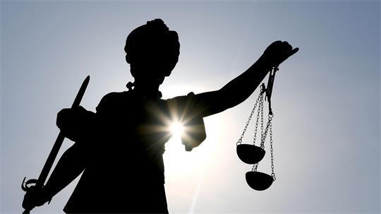 Die Sozialgerichte in Niedersachsen und Bremen haben deutlich mehr Anträge auf einstweiligen Rechtsschutz und Klagen bekommen als im Vorjahreszeitraum. (Symbolbild)