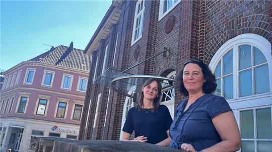 Die Sozialpädagogin Mirjam Drößler (links) und die Hebamme Iris Freyer vor dem Gebäude der Beratungsstelle in Stade.