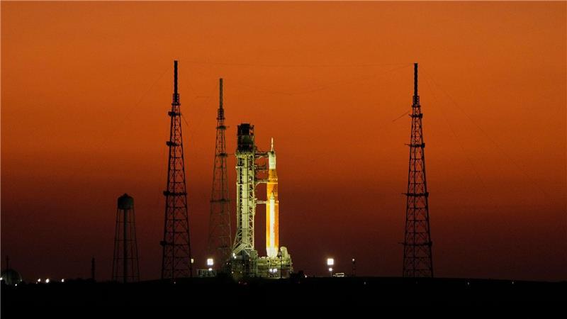 Die Space Launch System-Rakete der Nasa mit dem Orion-Raumschiff, das für die „Artemis 2“-Mission vorbereitet ist, steht bei Sonnenaufgang auf dem Startkomplex 39B des Kennedy Space Center in Cape Canaveral. 