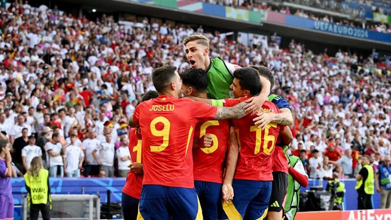 Die Spanier feiern den Einzug ins EM-Halbfinale.