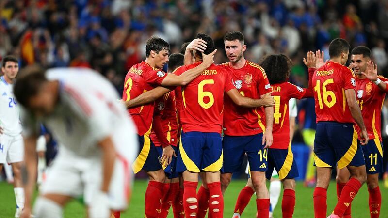 Die Spanier feiern den Sieg gegen Italien.