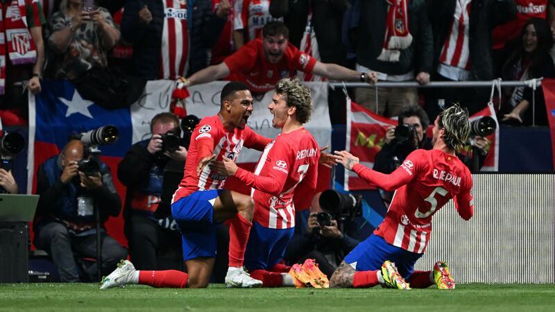 1:2 in Madrid - Haller rettet BVB-Hoffnungen aufs Halbfinale Die Spanier feiern den zweiten Treffer.