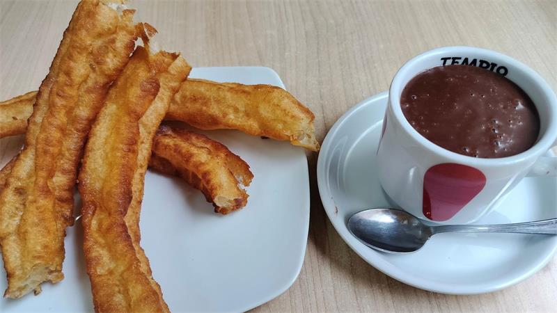 So frühstückt die Welt – ganz ohne Ernährungs-Hypes Die Spanier lieben ihre Churros mit dickflüssiger heißer Schokolade - ein äußerst kalorienreiches Frühstück.