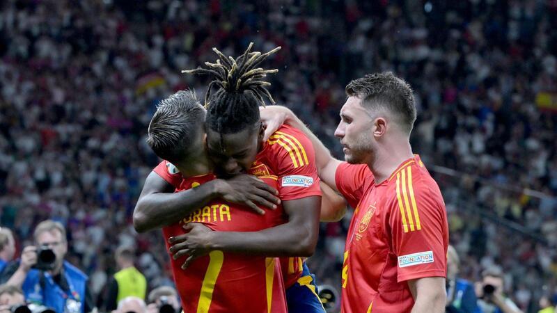 Die Spanier um Nico Williams (M.), Alvaro Morata (l) und Aymeric Laporte wurden Europameister.