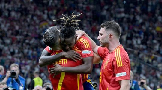 Die Spanier um Nico Williams (M.), Alvaro Morata (l) und Aymeric Laporte wurden Europameister.
