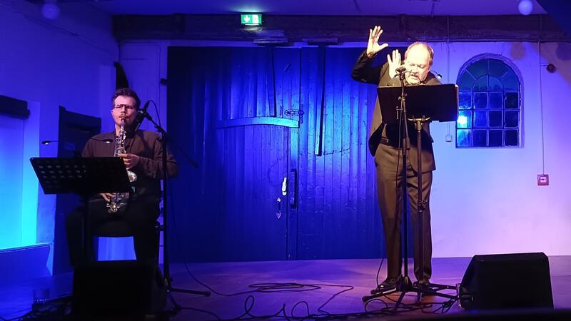 Krimi mit einem der drei ???: Fesselnde Spannung im Schloss Agathenburg Die Spannung steigt: Jens Wawrczek (rechts), gerade in der Rolle des bedrohten Protagonisten, und Vincent Dombrowski am Saxofon.