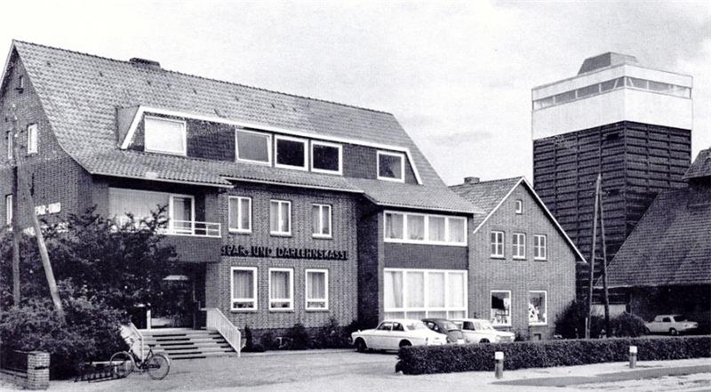 Die Spar- und Darlehnskasse Elstorf im Jahr 1969 mit dem neuen, 24 Meter hohen Silo. 2003 entstand gegenüber eine neue Bankfiliale, und die Stader Saatzucht übernahm das Gebäude im Jahr 2005.