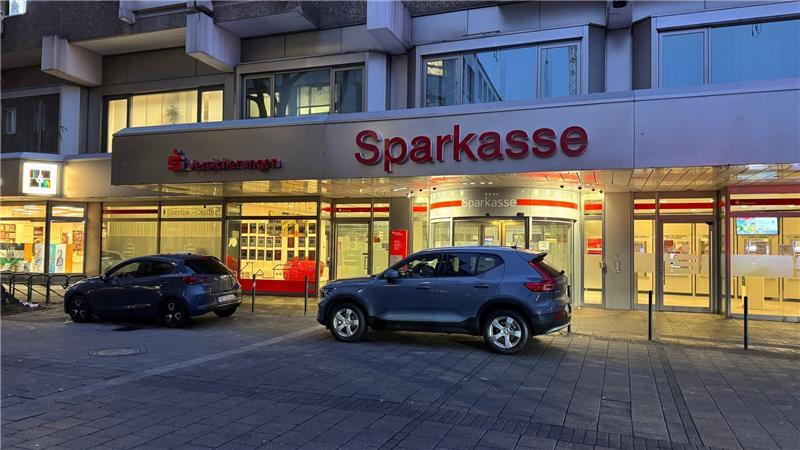 Die Sparkasse bleibt bis auf den SB-Raum mit den Automaten noch für Wochen zu - im Tresorraum wird fieberhaft gearbeitet.