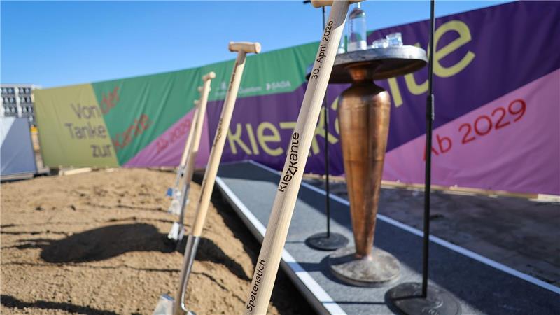 Ex-Esso-Häuser: Spatenstich für Kiezkante in Hamburg Die Spaten für den offiziellen Akt zum Baubeginn des Projekts Kiezkanze.