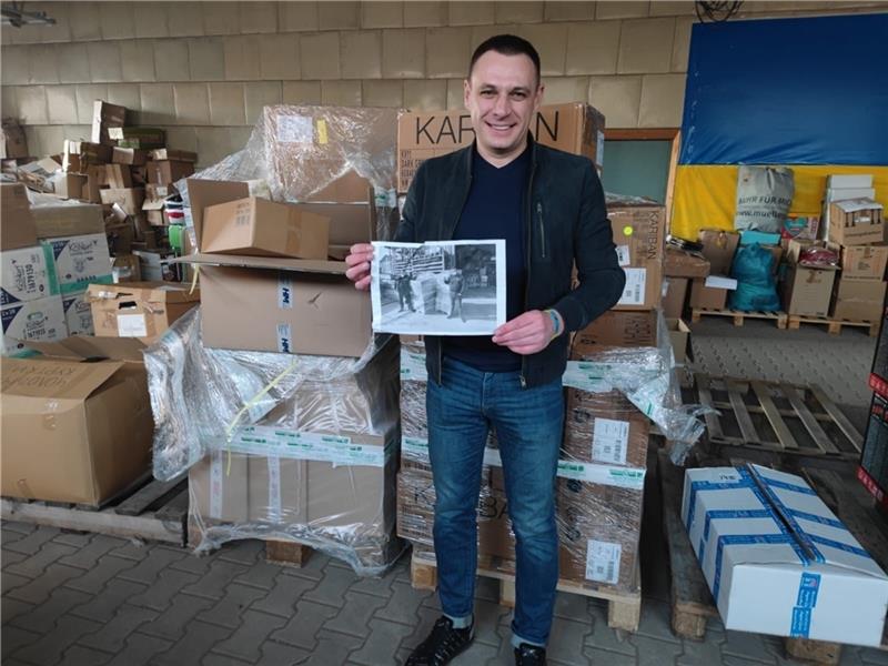 Die Spenden aus dem Alten Land sind an der Verteilungsstelle in Lwiw (Lemberg) im Westen der Ukraine angekommen, Freiwillige wie Roman organisieren den Weitertransport an die Front .