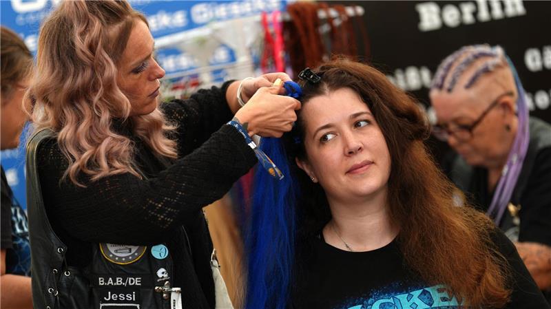 Die Spenden werden in Pflegeutensilien für Obdachlose investiert und kommen auch der Wacken Foundation zu Grunde.
