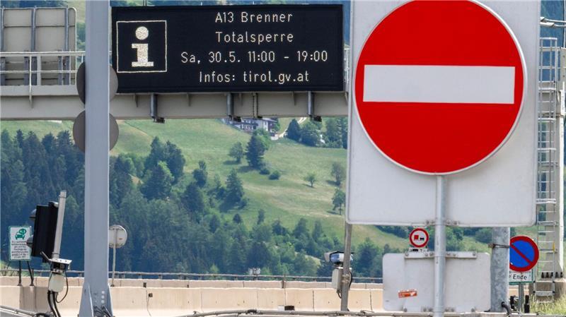 Protest und Sperre ohne Chaos: Ein Ruhetag am Brenner Die Sperre des Brenner-Korridors sorgt nicht für das befürchtete Verkehrschaos