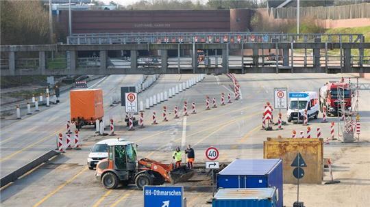 Die Sperrung der A7 in Hamburg sowie des Elbtunnels hat nach Angaben der Stadt zunächst keine großen Auswirkungen auf den Verkehr gehabt.
