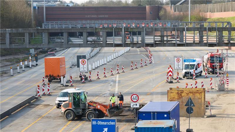 Die Sperrung der A7 in Hamburg sowie des Elbtunnels hat nach Angaben der Stadt zunächst keine großen Auswirkungen auf den Verkehr gehabt. (Archivbild)