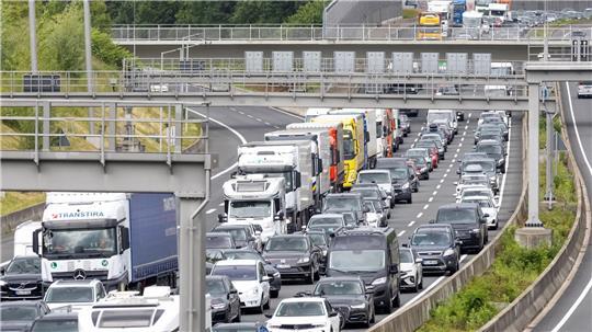 Die Sperrung der A7 und des Elbtunnels behindert den Verkehr rund um Hamburg. (Symbolbild)