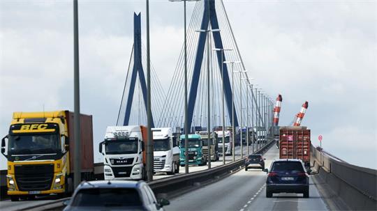 Die Sperrung der Brücke ist wieder aufgehoben. (Symbolbild)
