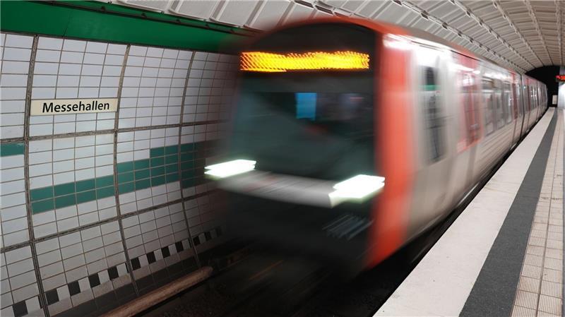 Die Sperrung der Zugstrecke sollte dem Hochbahn-Sprecher zufolge noch bis zum Betriebsschluss andauern. (Symbolbild)