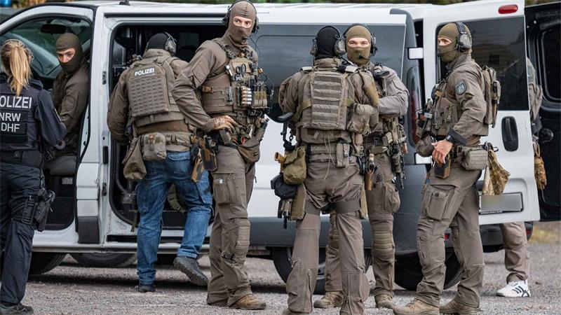 Die Spezialeinsatzkräfte der Polizei stürmten den Camper-Lkw, der Mann war aber nicht drin.