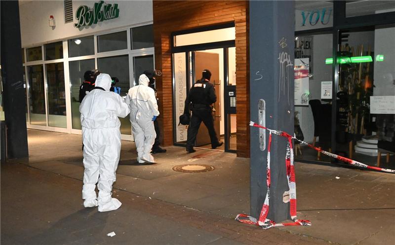 Chronik der Buxtehuder Blutnacht: Schussopfer ist außer Lebensgefahr Die Spezialisten der Spurensicherung legen noch in der Nacht im Wohn- und Geschäftshaus Bahnhofstraße 27 - 31 los.