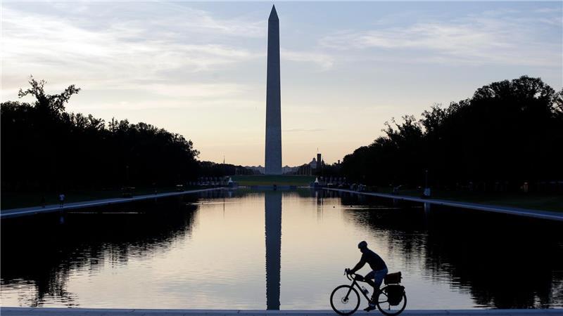 Die Spiegelung des Washington Monument im Morgenlicht des frisch renovierten Reflecting Pool ist zu sehen.
