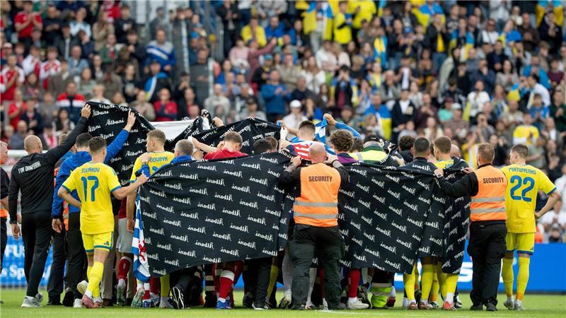 „Es geht mir gut“: Eriksen erholt sich mit der Familie Die Spieler aus Dänemark und der Ukraine schirmen Christian Eriksen nach seinem Zusammenbruch ab.