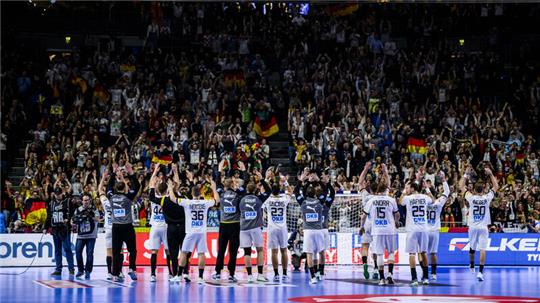 Die Spieler bedanken sich nach dem Spiel bei den Fans für die Unterstützung.