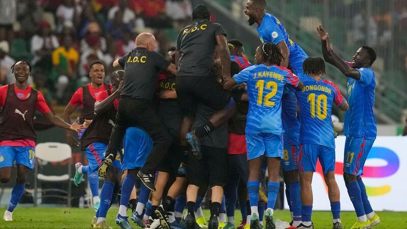Stuttgarter Silas mit DR Kongo im Halbfinale des Afrika-Cups Die Spieler der Demokratischen Republik Kongo feiern den Einzug ins Halbfinale des Afrika-Cups.