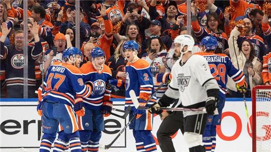 Die Spieler der Edmonton Oilers feiern den Sieg gegen die Los Angeles Kings.