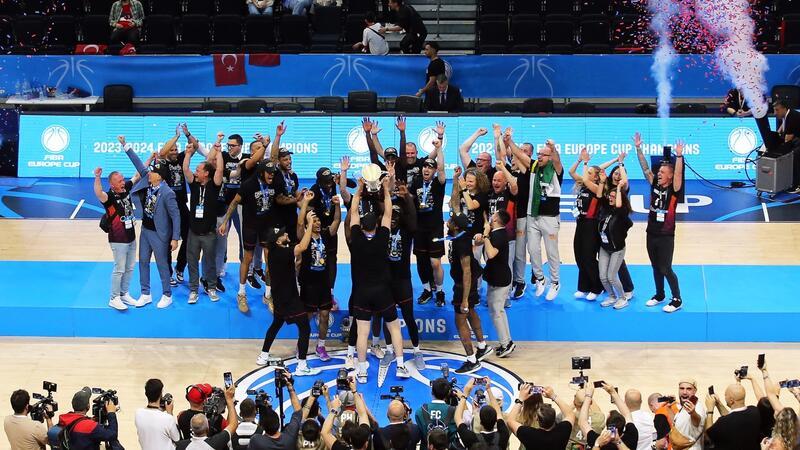 Die Spieler der Niners Chemnitz jubeln nach dem Spiel mit der gewonnenen Trophäe.