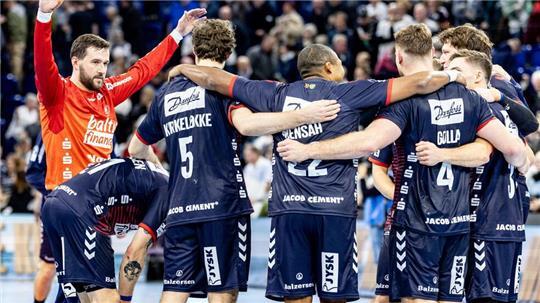 Die Spieler der SG Flensburg-Handewitt feiern den Derby-Sieg.