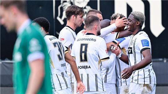 Die Spieler der SV Elversberg feiern den Aufstieg in die Fußball-Bundesliga.
