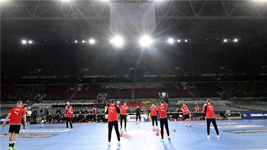 Die Spieler der deutschen Handball-Nationalmannschaft trainieren in der Merkur-Spiel-Arena.