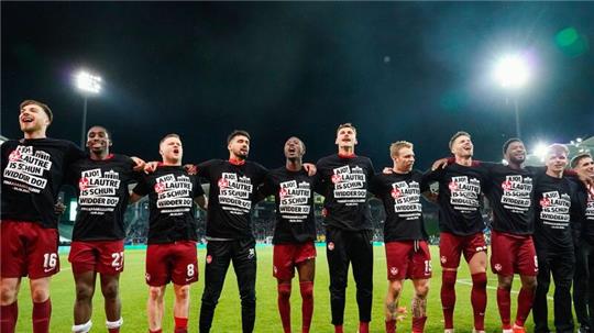 Die Spieler des 1. FC Kaiserslautern feiern den Einzug ins Finale des DFB-Pokals.