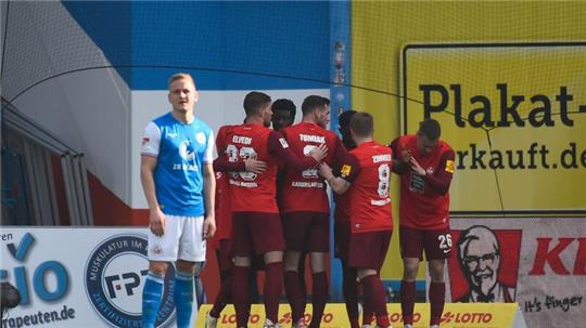 Die Spieler des 1. FC Kaiserslautern feiern den Sieg bei Hansa Rostock.