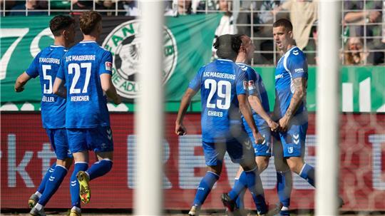 Die Spieler des 1. FC Magdeburg bejubeln das erste von zwei Toren von Mateusz Zukowski (r.).
