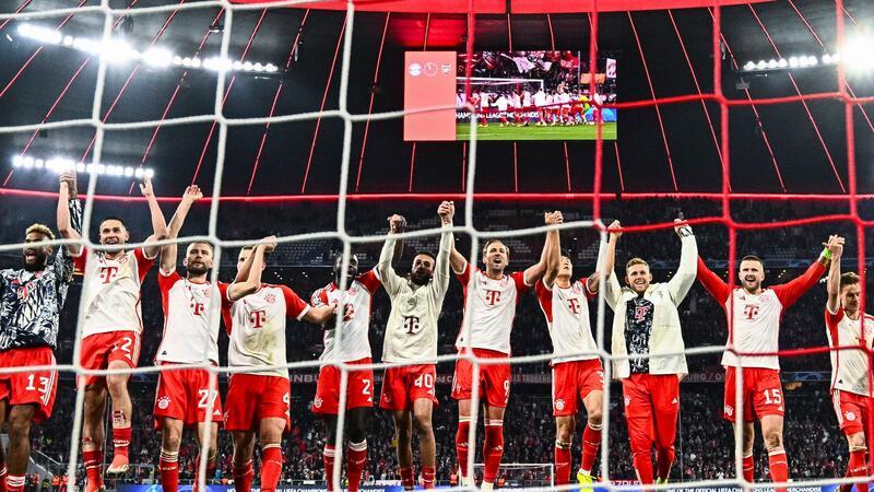 Die Spieler des FC Bayern München feiern den Einzug in Halbfinale der Champions League.