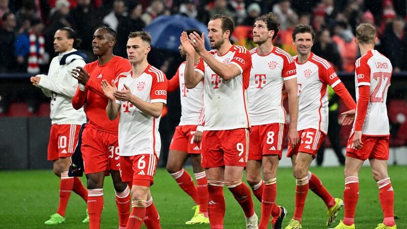 Bayern beschwören „Wendepunkt“ - Tuchels Opfer als Signal Die Spieler des FC Bayern München feiern den Einzug ins Viertelfinale der Champions League.
