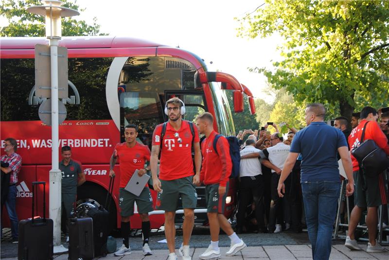 Die Spieler des FC Bayern München sind in Stade angekommen. Foto Battmer