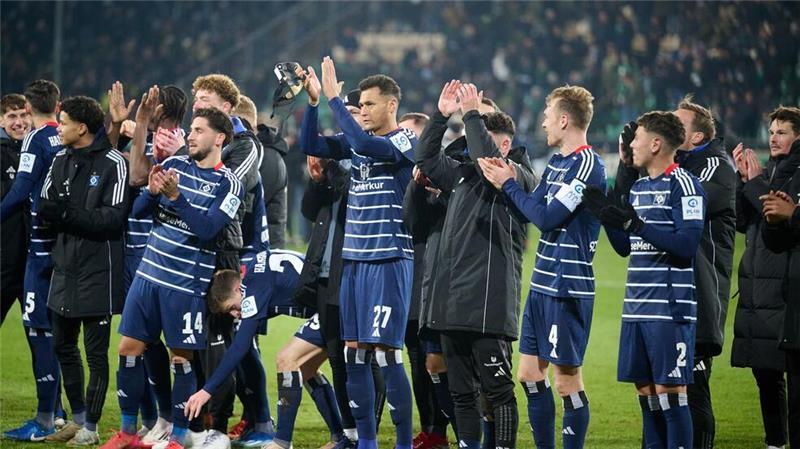 Selkes Kampfansage: „Wir geben weiter Gas“ Die Spieler des HSV feiern den Auswärtssieg in Münster.