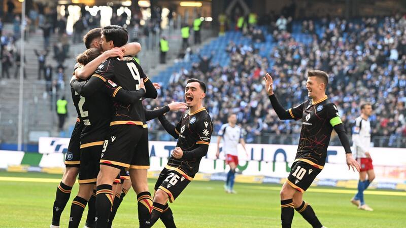 Überfordert: HSV verliert 3:4 gegen Karlsruhe Die Spieler des Karlsruher SC feiern den Sieg gegen den HSV.