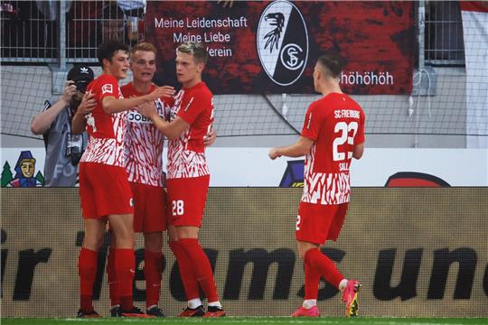Die Spieler des SC Freiburg bejubeln das 2:0 durch Philipp Lienhart (2.v.l.).